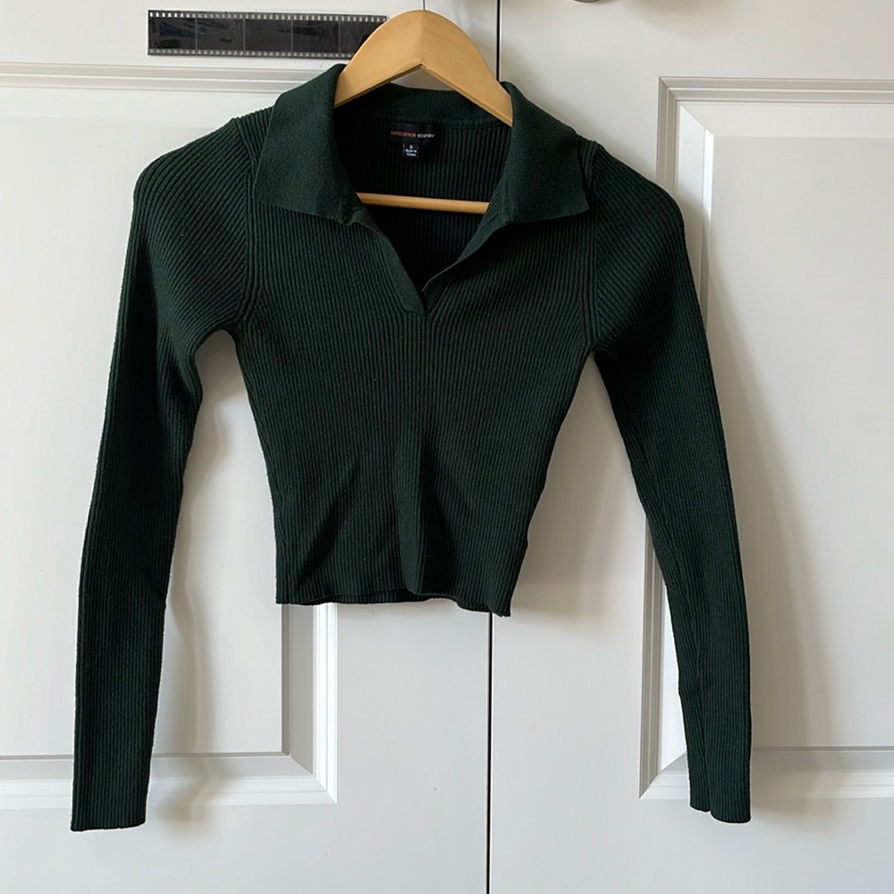 Hunter green women’s long sleeve crop top
